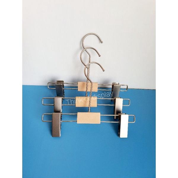 ไม้แขวนเสื้อและไม้หนีบกางเกงเด็กไม้แท้  สีธรรมชาติไม่เคลือบเงา ตะขอสีบรอนซ์เงิน - thumbnail 8