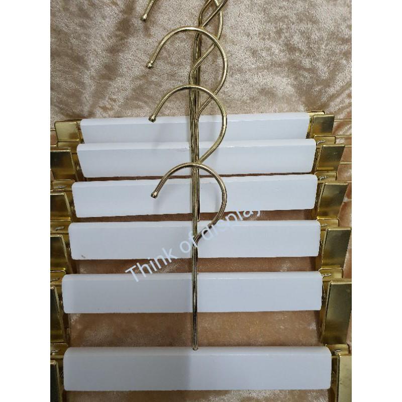 ไม้แขวนกางเกง ไม้หนีบไม้เคลือบสีขาว กระโปรง ตะขอยาวสีทอง HWC - thumbnail 3