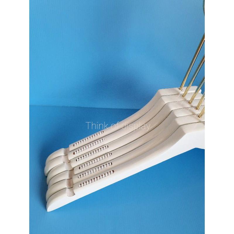 ไม้แขวนเสื้อไม้แท้สีขาว คอตัดตรง ตะขอยาวสีทอง - thumbnail 3