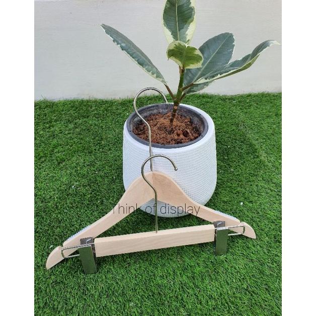 ไม้แขวนไม้แท้ ไม้หนีบกางเกง สีธรรมชาติไม่เคลือบเงา ตะขอยาวสีบรอนซ์เงิน แพ็ค 6 อันและแพ็ค 12 อัน