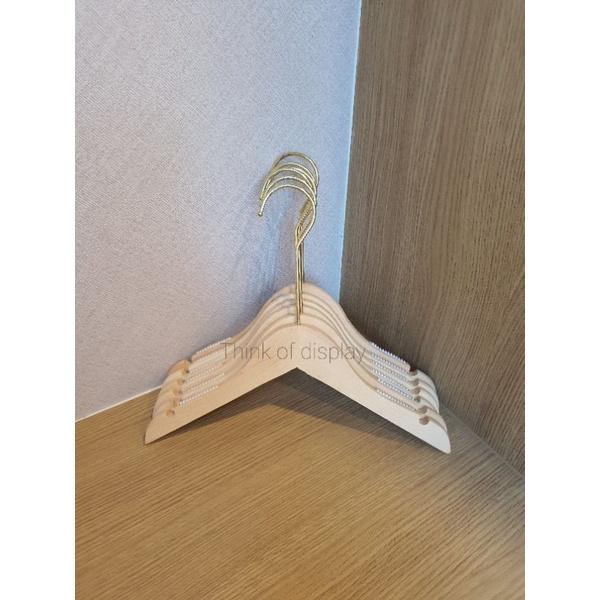 ไม้แขวนเสื้อและไม้หนีบกางเกงเด็ก ไม้แท้  สีธรรมชาติ ไม่เคลือบเงา ตะขอยาวสีทอง แพ็คละ 6อัน /12อัน - thumbnail 7
