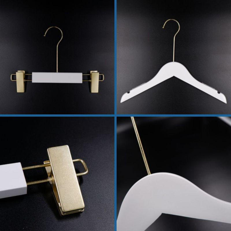 ไม้แขวนเสื้อ ไม้หนีบกางเกงเด็ก รุ่นไม้สีขาว  แพ็คละ 6 อัน/12 อัน