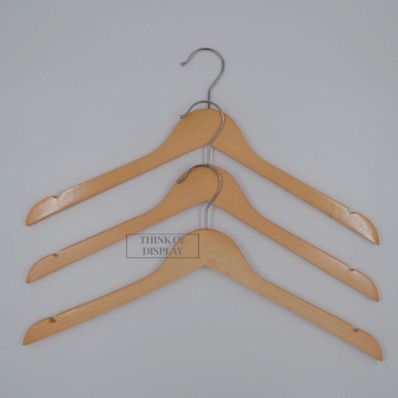 ไม้แขวนเสื้อไม้มีร่อง สีธรรมชาติ เคลือบเงา ไหล่ 44cm. - thumbnail 2