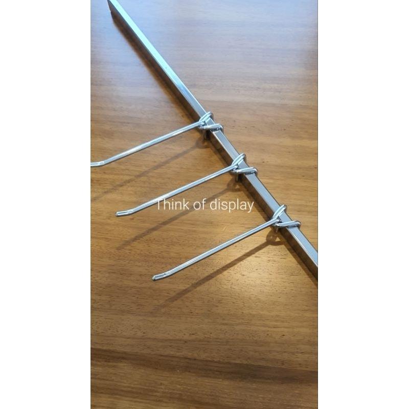 ตะขอแขนสินค้า CWT01 ยาว 6" สำหรับแป๊บเหลี่ยม 1/2"×1" แพ็คละ 2 อัน